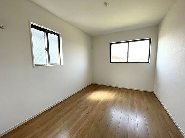 ◇洋室6帖◇　2面採光のお部屋は明るく風通しが良いです♪収納もしっかり出来ますよ！