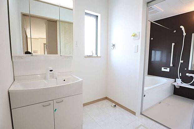 ◇洗面所◇　同仕様シャワー付き洗面化粧台♪三面鏡付で朝の身支度もラクラクです♪