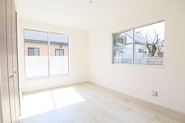 ◇洋室◇　同仕様ゆとりのある広さです♪バルコニーへ出られるお部屋です♪