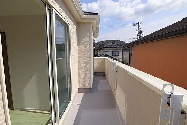 ◇バルコニー◇　同仕様南向きバルコニー♪陽当たりが良く洗濯物が良く乾きそうです♪便利な洗濯金物が付いています。