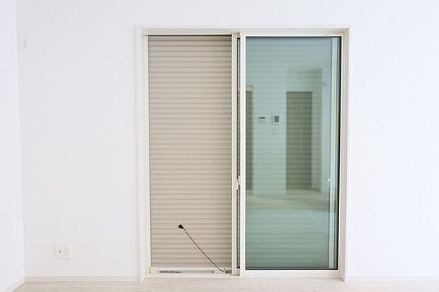 ○シャッター雨戸○　同仕様開閉に力が要らないシャッターを採用しています♪外出時や旅行時の防犯、台風など雨風の強い日にも安心ですね♪