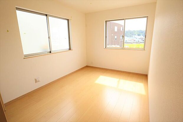 ◇洋室◇　同仕様LDK併設洋室でお子様の遊び場としてもお使いいただけます♪収納も完備！