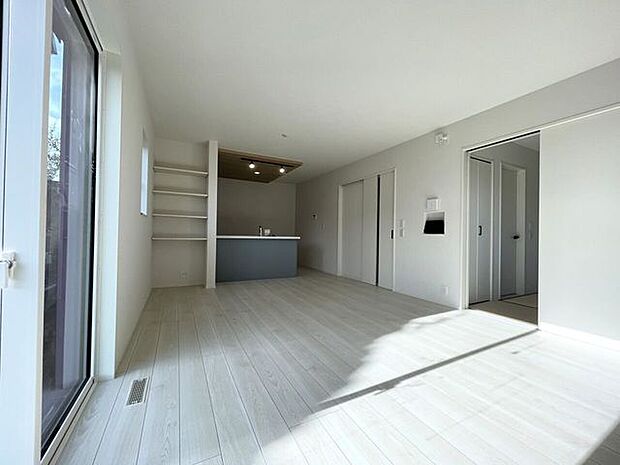 ◇リビング◇南面を広く取ったリビングは日当たり良好です♪一家団欒の時間が増えそうですね♪