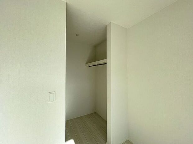 ◇ウォークインクローゼット◇季節物のお洋服などしっかり収納できます♪旅行鞄などかさばる収納もすっきり片付きますね♪