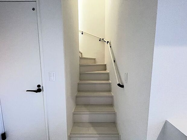 ◇階段◇手すり付きの階段♪段差を緩やかに設計していますので、小さなお子様やご年配の方にも安心です♪