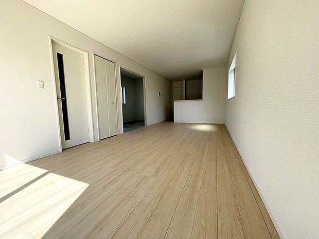 ◇リビング◇南と東に面したリビングは日当たり良好です♪一家団欒の時間が増えそうですね♪