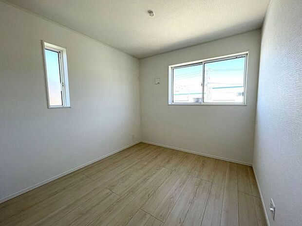 ◇洋室5.2帖◇ 2面採光のお部屋は明るく風通しが良いです♪収納もしっかり出来ますよ!