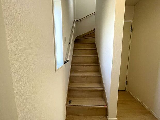 ◇階段◇手すり付きの階段♪段差を緩やかに設計していますので、小さなお子様やご年配の方にも安心です♪