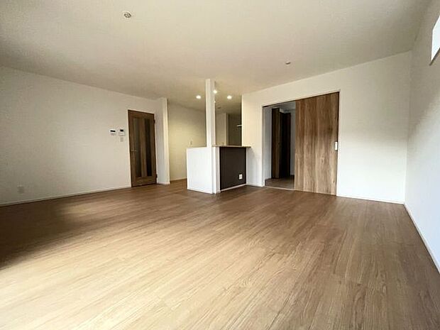 ◇リビング◇南と東に開口部のあるリビングは日当たり良好です♪一家団欒の時間が増えそうですね♪