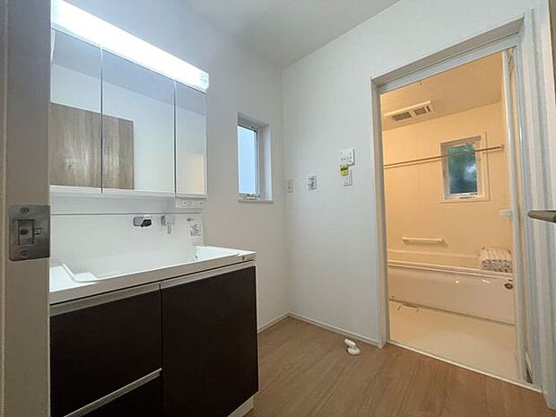 ◇洗面所◇シャワー付き洗面化粧台♪三面鏡付で朝の身支度もラクラクです♪