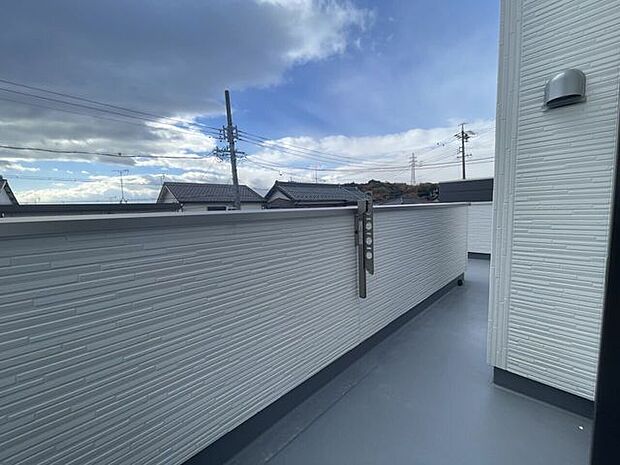 ◇バルコニー◇南向きバルコニー♪陽当たりが良く洗濯物が良く乾きそうです♪便利な洗濯金物が付いています。