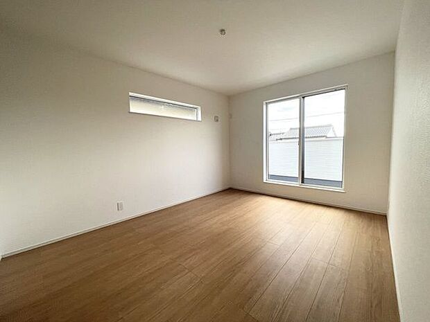 ◇洋室8.3帖◇ゆとりのある広さで家具の配置も楽しめます♪