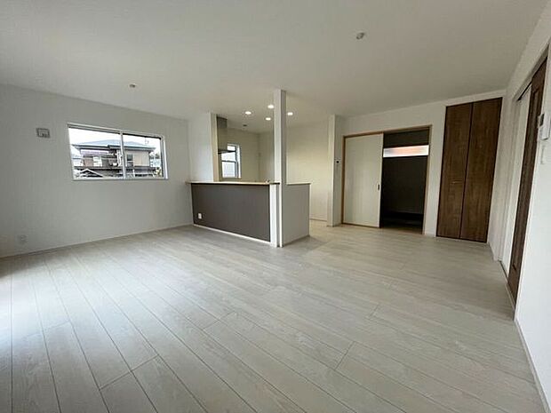 ◇リビング◇南と東に開口部のあるリビングは日当たり良好です♪一家団欒の時間が増えそうですね♪