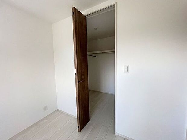 ◇ウォークインクローゼット◇季節物のお洋服などしっかり収納できます♪旅行鞄などかさばる収納もすっきり片付きますね♪