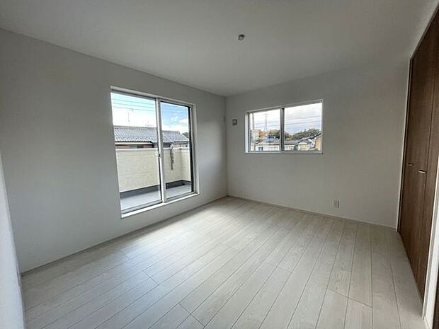 ◇洋室7.5帖◇ゆとりのある広さで家具の配置も楽しめます♪