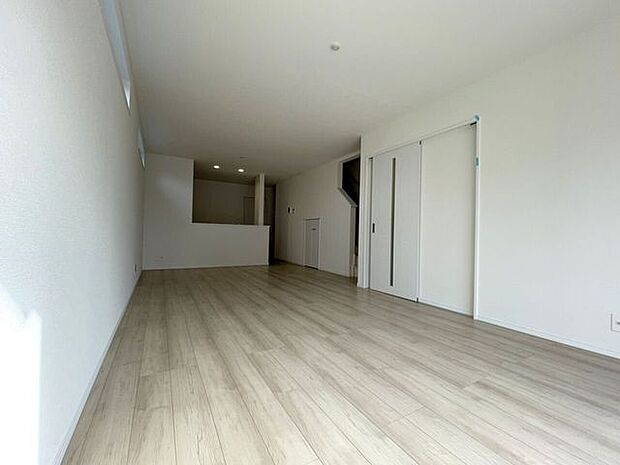 ◇リビング◇南面を広く取ったリビングは日当たり良好です♪一家団欒の時間が増えそうですね♪