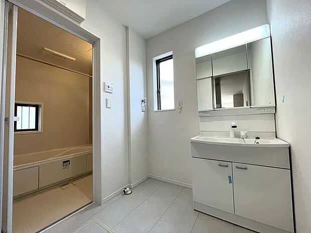 ◇洗面所◇シャワー付き洗面化粧台♪三面鏡付で朝の身支度もラクラクです♪