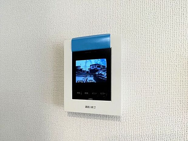 ○カラーモニター付インターホン○不在時の訪問は自動で録画されます。訪問者の顔が確認できるのでお子様の留守番にも安心です♪