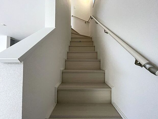 ◇リビング階段◇ご家族と自然と顔を合わせられるリビング階段仕様♪