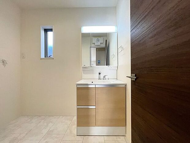 ◇洗面所◇　シャワー付き洗面化粧台♪三面鏡付で朝の身支度もラクラクです♪