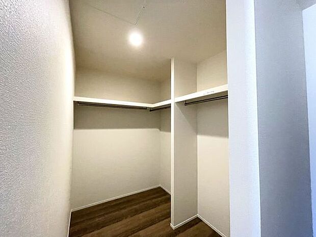 ◇ウォークインクローゼット◇　季節物のお洋服などしっかり収納できます♪旅行鞄などかさばる収納もすっきり片付きますね♪