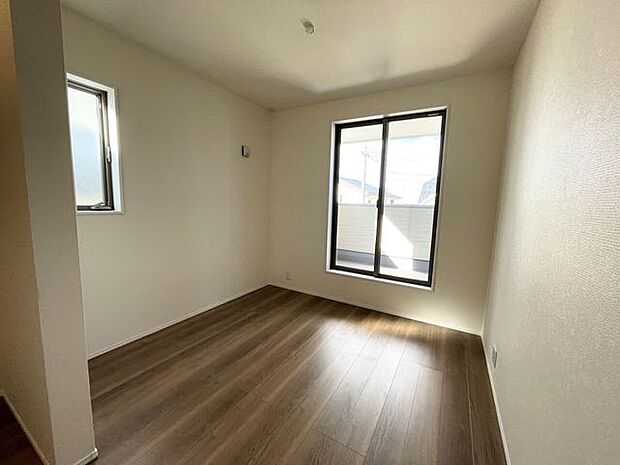 ◇洋室5.06帖◇　2面採光のお部屋は明るく風通しが良いです♪収納もしっかり出来ますよ！