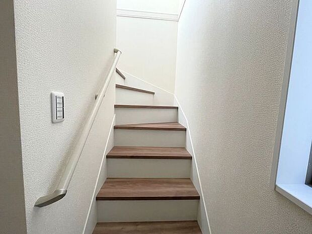 ◇階段◇　手すり付きの階段♪段差を緩やかに設計していますので、小さなお子様やご年配の方にも安心です♪