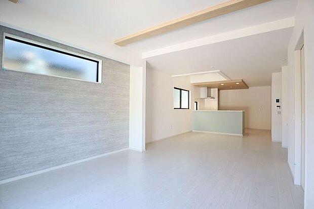 ◇リビング◇　同仕様折上天井のある広い20帖超のLDK♪開放感溢れる空間で一家団欒の時間が増えそうですね♪