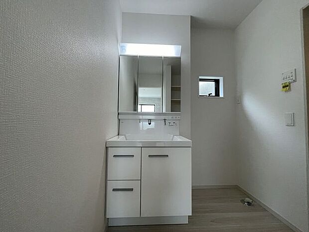 ◇洗面所◇　同仕様シャワー付き洗面化粧台♪三面鏡付で朝の身支度もラクラクです♪