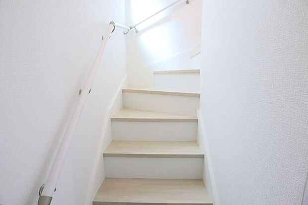 ◇階段◇　同仕様手すり付きの階段♪段差を緩やかに設計していますので、小さなお子様やご年配の方にも安心です♪