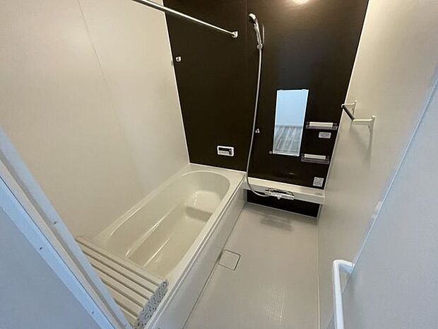 ◇浴室◇　同仕様一坪サイズの浴室で足が伸ばせて快適です♪浴室暖房乾燥機付で、雨の日でも洗濯物が乾かせます♪