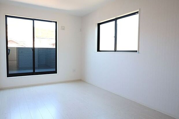 ◇洋室◇　同仕様2面採光のお部屋は明るく風通しが良いです♪収納もしっかり出来ますよ！