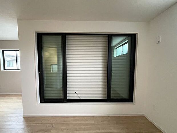 ○シャッター雨戸○ 同仕様開閉に力が要らないシャッターを採用しています♪外出時や旅行時の防犯、台風など雨風の強い日にも安心ですね♪
