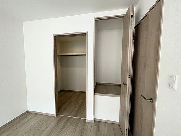 ◇ウォークインクローゼット◇　季節物のお洋服などしっかり収納できます♪旅行鞄などかさばる収納もすっきり片付きますね♪