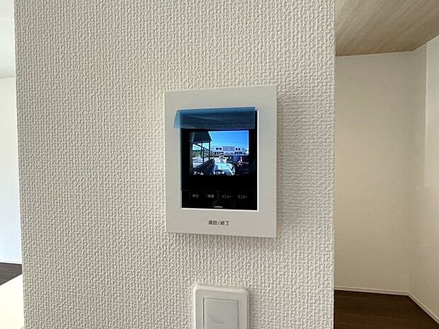 ○カラーモニター付インターホン○ 同仕様不在時の訪問は自動で録画されます。訪問者の顔が確認できるのでお子様の留守番にも安心です♪