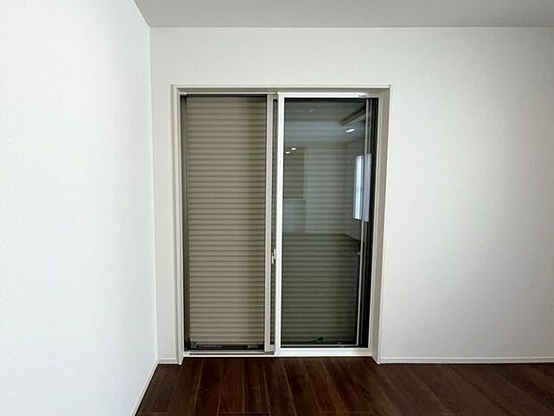 ○シャッター雨戸○ 同仕様開閉に力が要らないシャッターを採用しています♪外出時や旅行時の防犯、台風など雨風の強い日にも安心ですね♪
