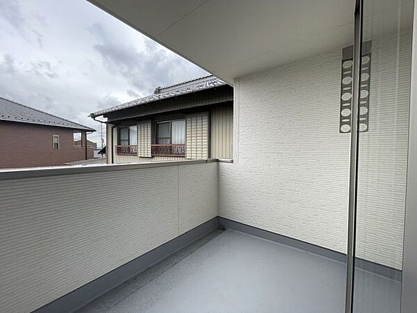 ◇バルコニー◇　同仕様陽当たりが良く洗濯物が良く乾きそうです♪便利な洗濯金物が付いています。