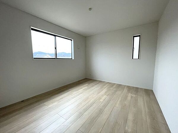 ◇洋室◇　同仕様2面採光のお部屋は明るく風通しが良いです♪収納もしっかり出来ますよ！