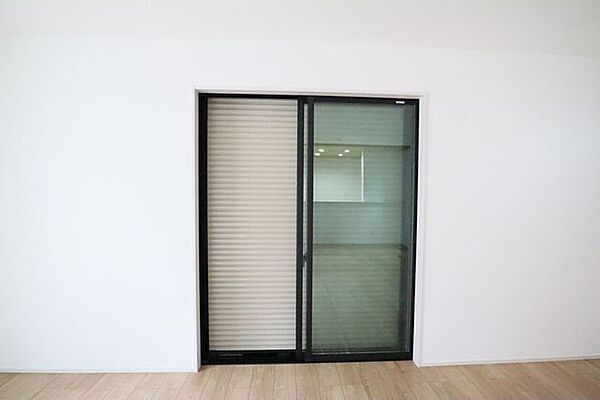 ○シャッター雨戸○　同仕様開閉に力が要らないシャッターを採用しています♪外出時や旅行時の防犯、台風など雨風の強い日にも安心ですね♪