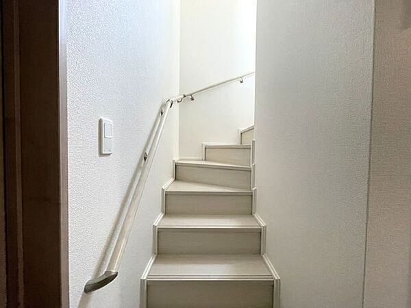 ◇階段◇　同仕様手すり付きの階段♪段差を緩やかに設計していますので、小さなお子様やご年配の方にも安心です♪