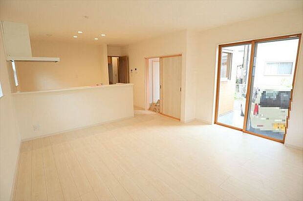 ◇リビング◇　同仕様開放感のあるリビングです♪一家団欒の時間が増えそうですね♪