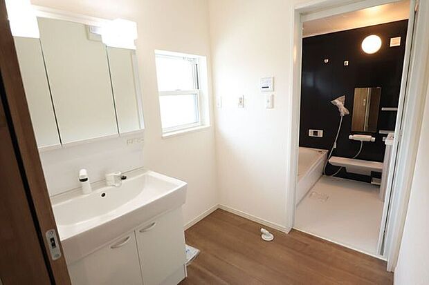 ◇洗面所◇　同仕様シャワー付き洗面化粧台♪三面鏡付で朝の身支度もラクラクです♪