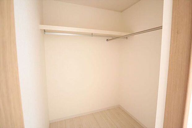 ◇ウォークインクローゼット◇　同仕様季節物のお洋服などしっかり収納できます♪旅行鞄などかさばる収納もすっきり片付きますね♪