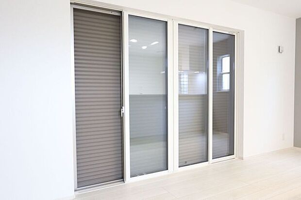 ○シャッター雨戸○　同仕様開閉に力が要らないシャッターを採用しています♪外出時や旅行時の防犯、台風など雨風の強い日にも安心ですね♪