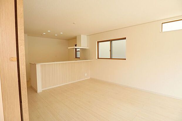 ◇リビング◇　同仕様開放感のあるリビングです♪一家団欒の時間が増えそうですね♪