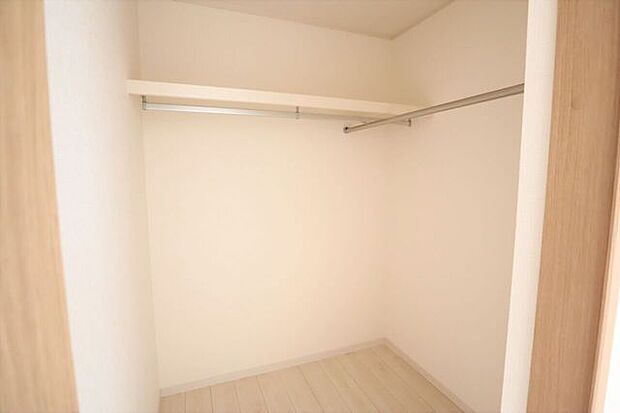 ◇ウォークインクローゼット◇　同仕様季節物のお洋服などしっかり収納できます♪旅行鞄などかさばる収納もすっきり片付きますね♪
