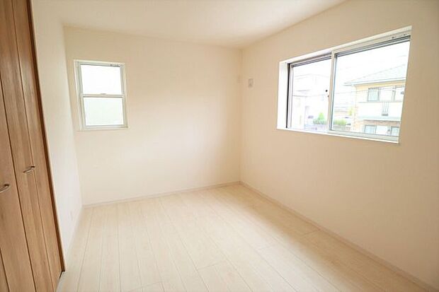 ◇洋室◇　同仕様2面採光のお部屋は明るく風通しが良いです♪収納もしっかり出来ますよ！