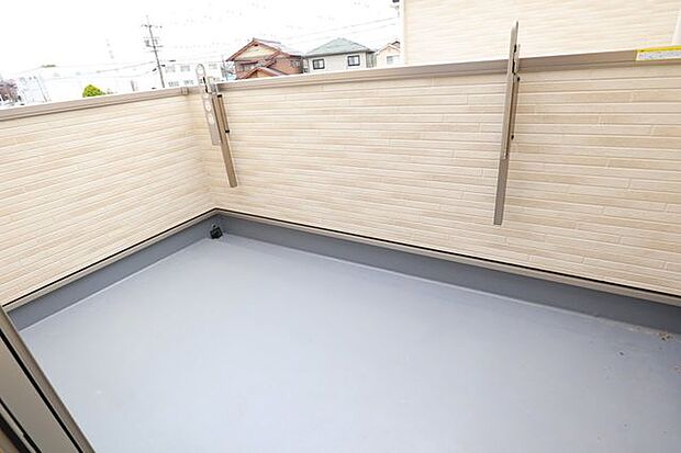 ◇バルコニー◇　同仕様南向きバルコニー♪陽当たりが良く洗濯物が良く乾きそうです♪便利な洗濯金物が付いています。