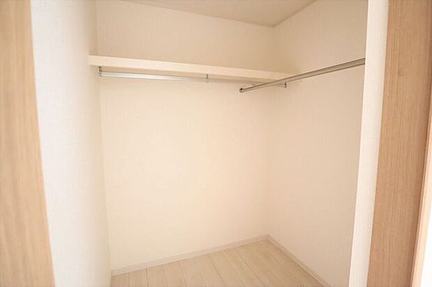 ◇ファミリークローゼット◇ 同仕様1階廊下には季節物のお洋服などしっかり収納できます♪旅行鞄などかさばる収納もすっきり片付きますね♪