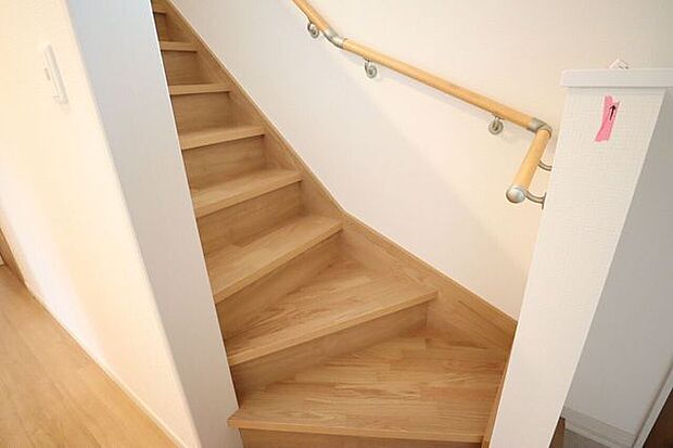 ◇階段◇ 同仕様手すり付きの階段♪段差を緩やかに設計していますので、小さなお子様やご年配の方にも安心です♪